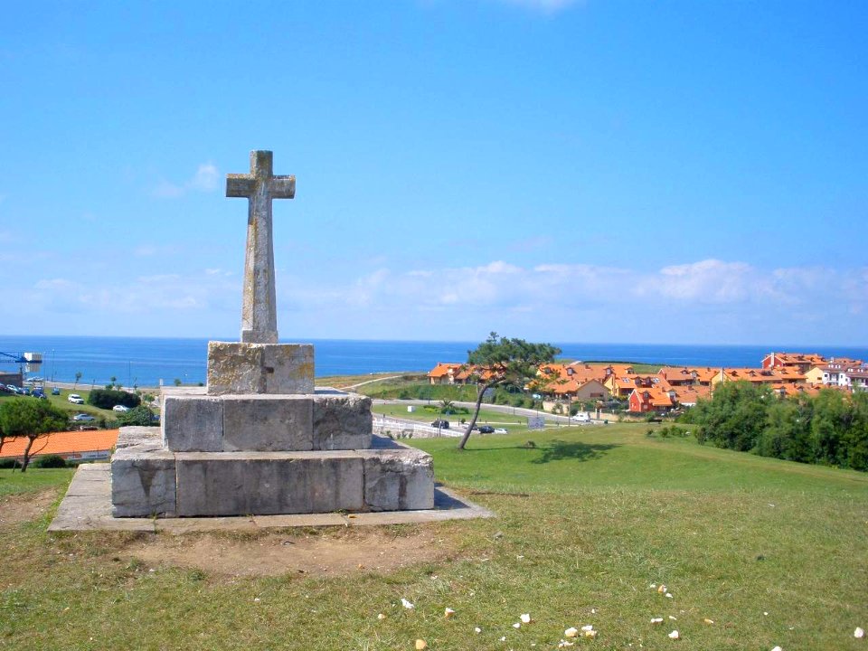 Comillas - Cruz junto al Monumento al Marqués de Comillas 1