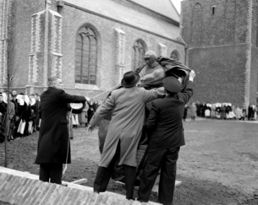 Commissaris der Koningin van Zeeland onthult watersnoodbeeld te Kruiningen, Bestanddeelnr 908-2890