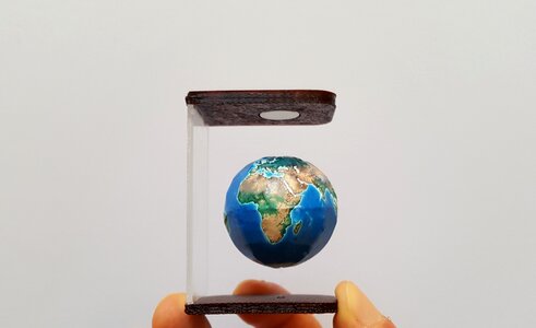 Gravity floating magnetic