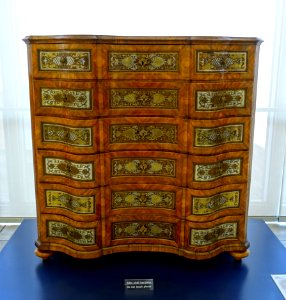 Commode, Nuremberg, c. 1730, pine, walnut, maple, plane, pewter, brass, view 1 - Germanisches Nationalmuseum - Nuremberg, Germany - DSC02531