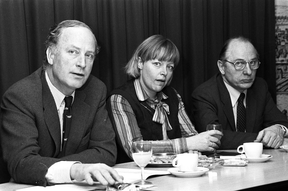 Commissie Swarttouw presenteert rapport Taak en functie van de PTT bezien in , Bestanddeelnr 932-0750
