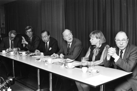 Commissie Swarttouw presenteert rapport Taak en functie van de PTT bezien in , Bestanddeelnr 932-0751