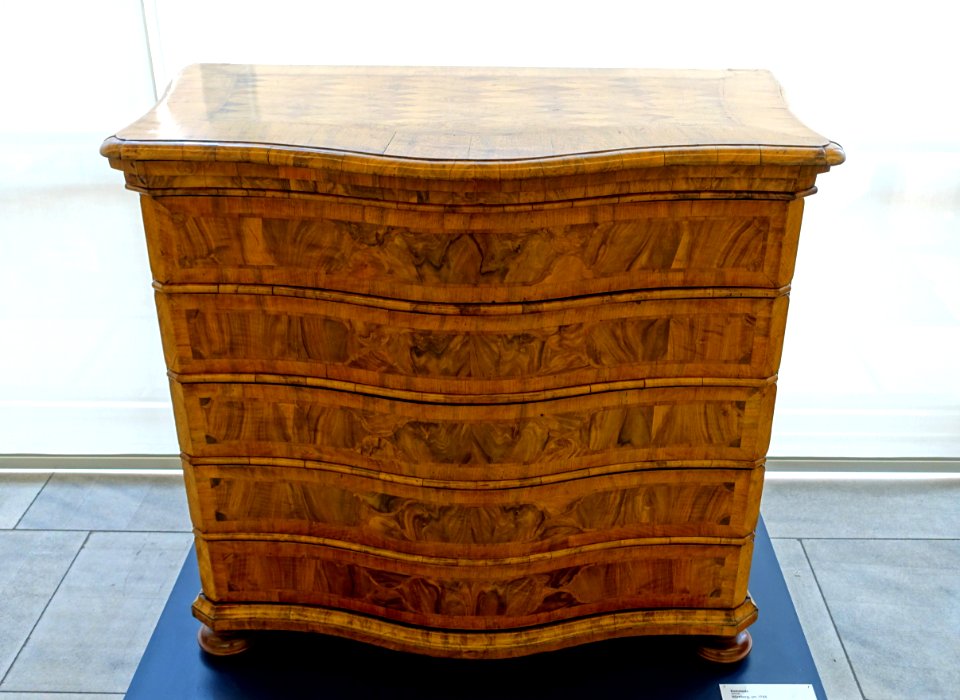 Commode, Nuremberg, c. 1755, pine, walnut, oak, yew, brass - Germanisches Nationalmuseum - Nuremberg, Germany - DSC02528