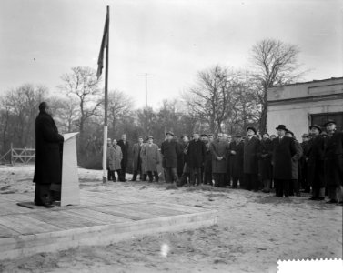 Commissaris der Koningin mr. M. Klaasesz hijst vlag op het nieuwe provinciehuis , Bestanddeelnr 911-9982 photo