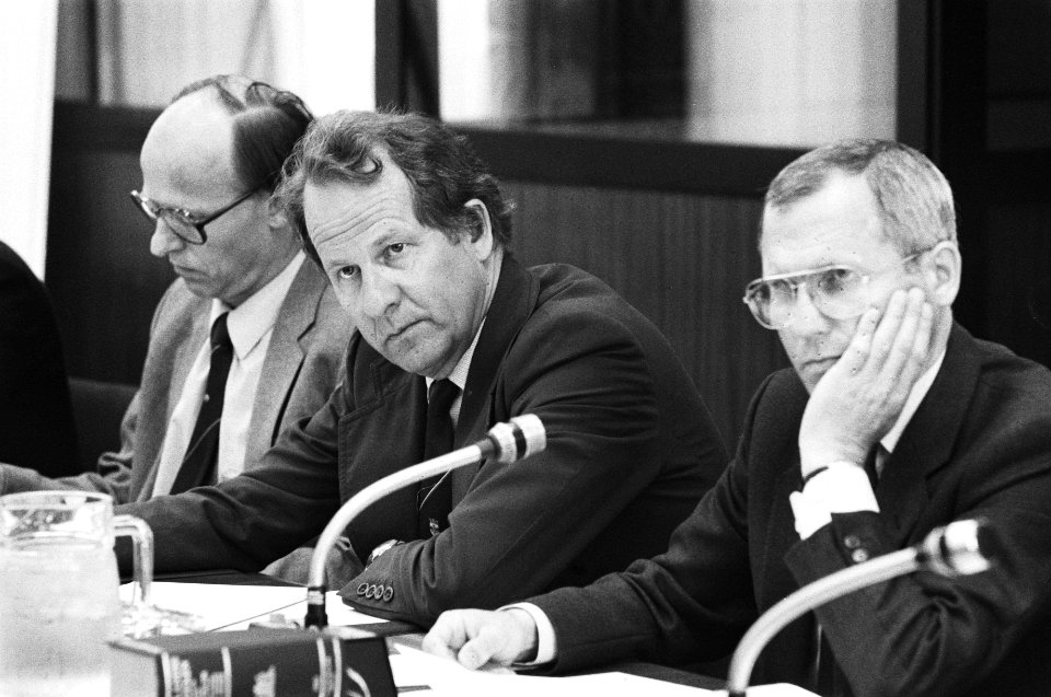 Commissievergadering over huren in de Tweede Kamer. Stef Dijkman (CDA) (r) en st, Bestanddeelnr 932-6344