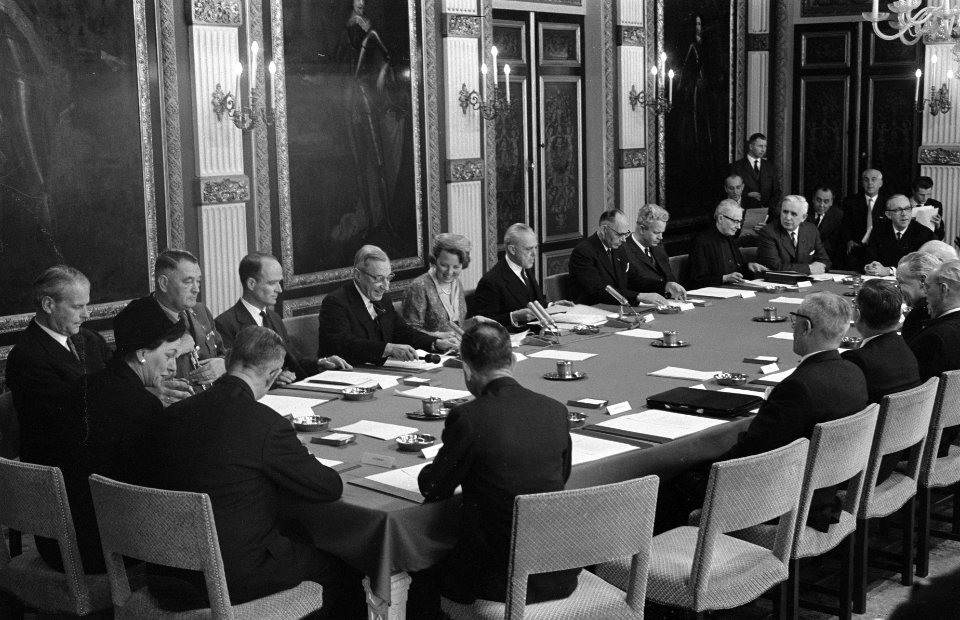 Comite Nationale Herdenking 1813-1963 . Overzicht van de installatie aan linkerk, Bestanddeelnr 914-8483