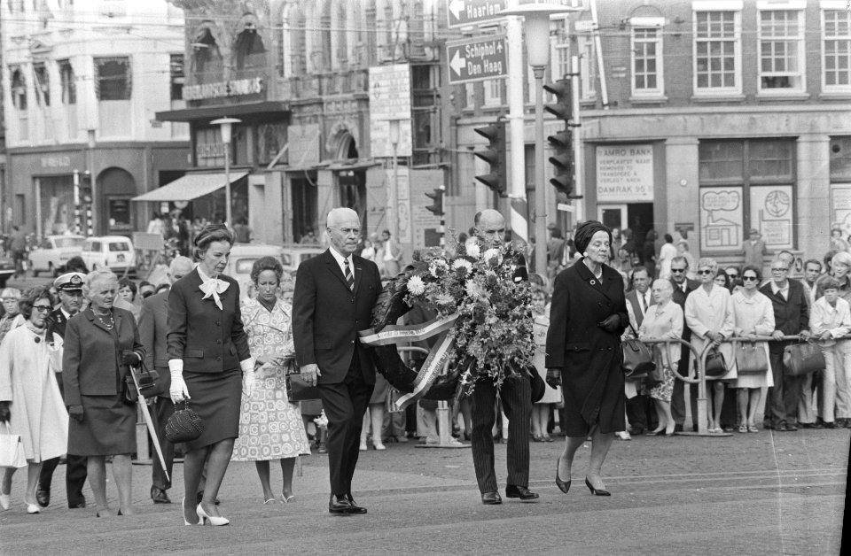 Comite 15 augustus 1970 legt krans bij Nationaal Monument , Dam, Amsterdam t.g, Bestanddeelnr 934-6561