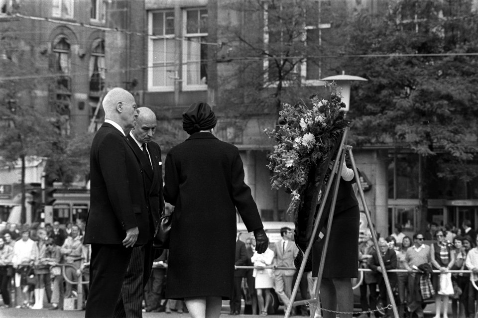 Comite 15 augustus 1970 legt krans bij Nationaal Monument, Dam, Amsterdam nab, Bestanddeelnr 923-7521