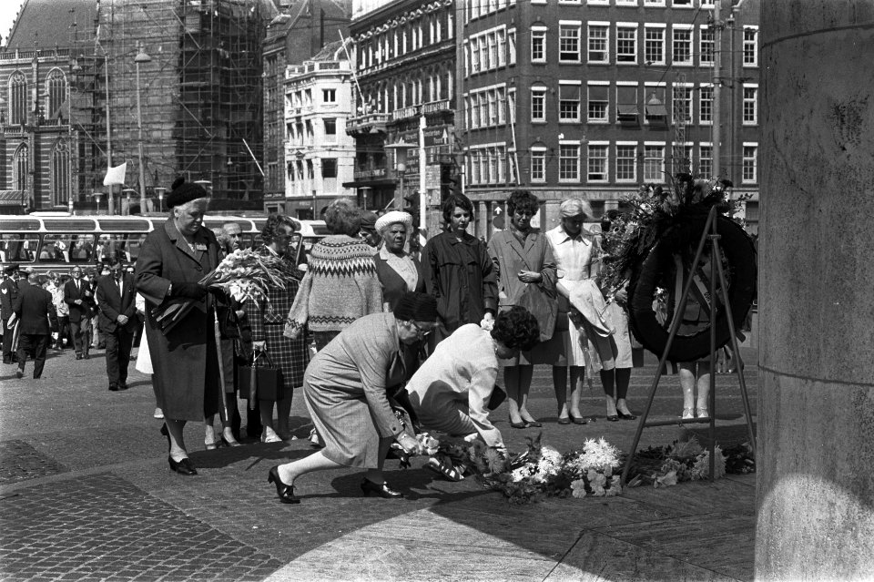 Comite 15 augustus 1970 legt krans bij Nationaal Monument , Dam, Amsterdam na, Bestanddeelnr 923-7520