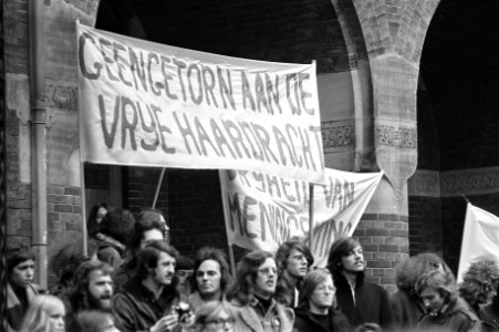 Comite Handen af van VVDM demonstreert in Amsterdam, demonstranten met spandoek , Bestanddeelnr 926-0313
