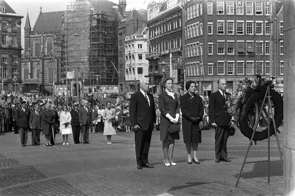Comite 15 augustus 1970 legt krans bij Nationaal Monument , Dam, Amsterdam na, Bestanddeelnr 923-7523