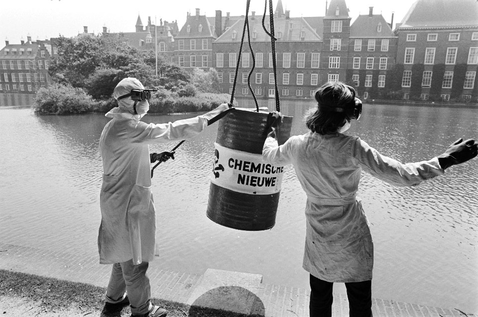 Comite Nederland Gifvrij heeft een vat gif uit de vijver van Binnenhof gevist,, Bestanddeelnr 931-5825