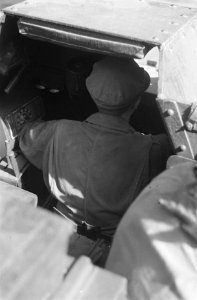Colonne pantserwagens op de dodenweg van Medan naar Belawan, Bestanddeelnr 144-6-5