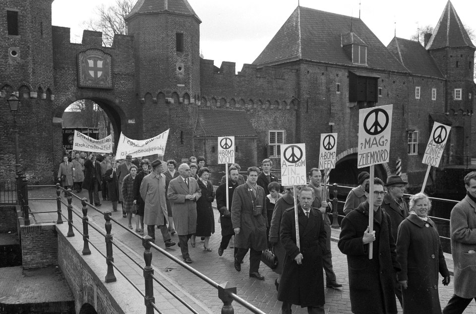 Comite 1961 voor de Vrede organiseert anti-atoombommars te Amersfoort De optoch, Bestanddeelnr 912-2995