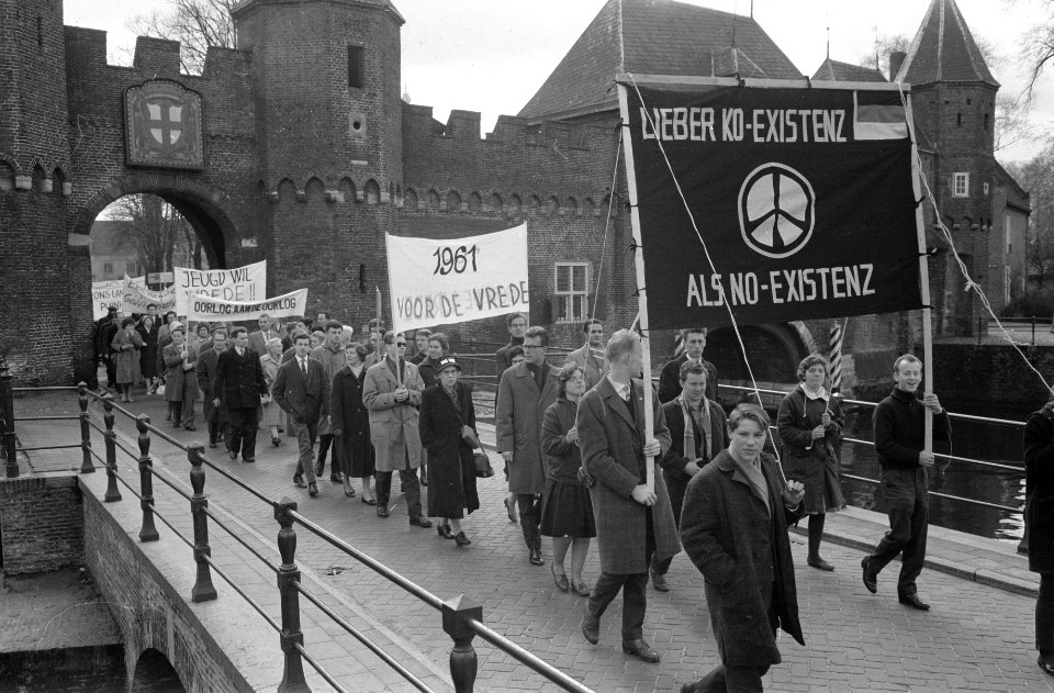 Comite 1961 van de Vrede organiseert anti-atoombommars te Amersfoort De optocht, Bestanddeelnr 912-3000