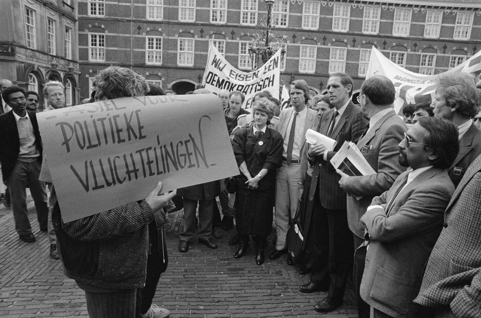 Comite Hou ze hier protesteert op Binnenhof tegen uitzetting vijf koerden en een, Bestanddeelnr 933-7977