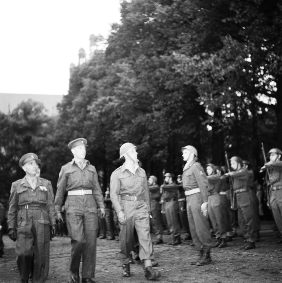 Commandant inspecteert de troepen, Bestanddeelnr 900-7794