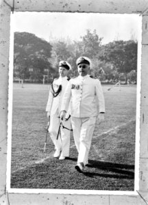 Commandant der Marine (CMR), kapitein ter zee P Koenraad, met zijn assistent op, Bestanddeelnr 935-0045