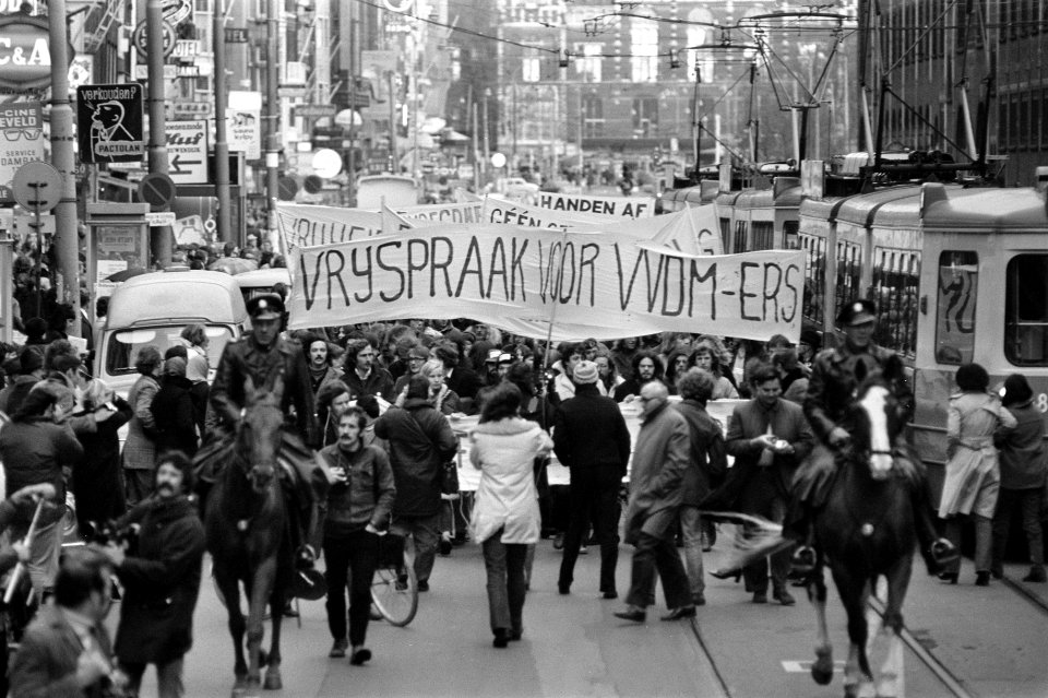 Comite Handen af van VVDM demonstreert in Amsterdam, Bestanddeelnr 926-0315