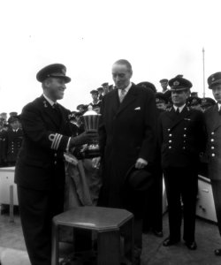 Commandant ontvangt de beker uit handen van de gezant, Bestanddeelnr 907-0554