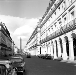 Colonne Vendôme, de triomfzuil op het Place Vendôme, gezien vanuit de Rue Castig, Bestanddeelnr 254-0312