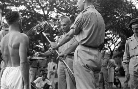Commandant van de T-Brigade, kolonel D.R.A. van Langen reikt prijzen uit na de h, Bestanddeelnr 179-6-6