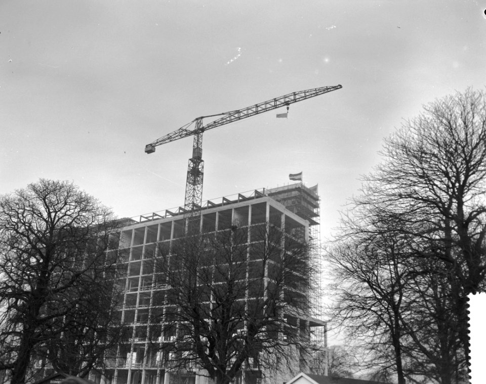 Commissaris der Koningin mr M Klaasesz hijst vlag op het nieuwe provinciehuis , Bestanddeelnr 911-9977
