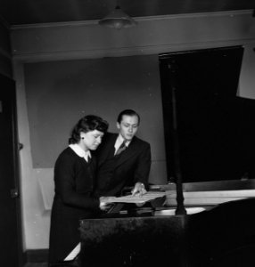 Componist Gerry Schuurman met mej. Van Son, Bestanddeelnr 935-2295
