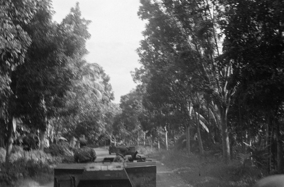 Colonne pantserwagens op de dodenweg van Medan naar Belawan, Bestanddeelnr 144-6-3