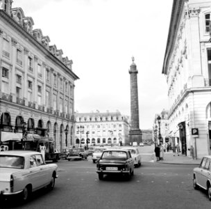 Colonne Vendôme, de triomfzuil op het Place Vendôme, gezien vanuit de Rue de la , Bestanddeelnr 254-0316