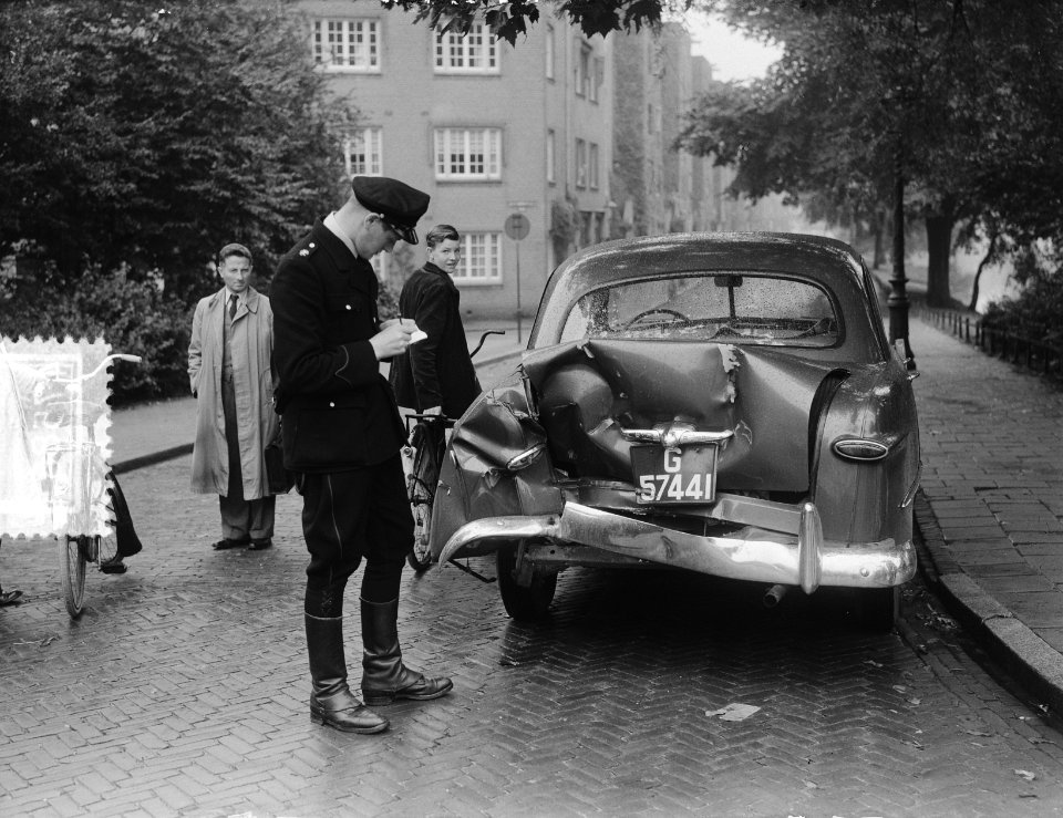 Commissaris Cohen aanrijding met auto, Bestanddeelnr 904-7586