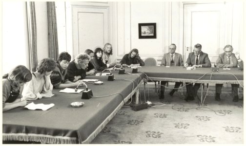 Commisaris der Koningin, Drs. R.J. de Wit in gesprek met betogers Anti Kernenergie in zijn kamer in het Provinciehuis., NL-HlmNHA 54020944