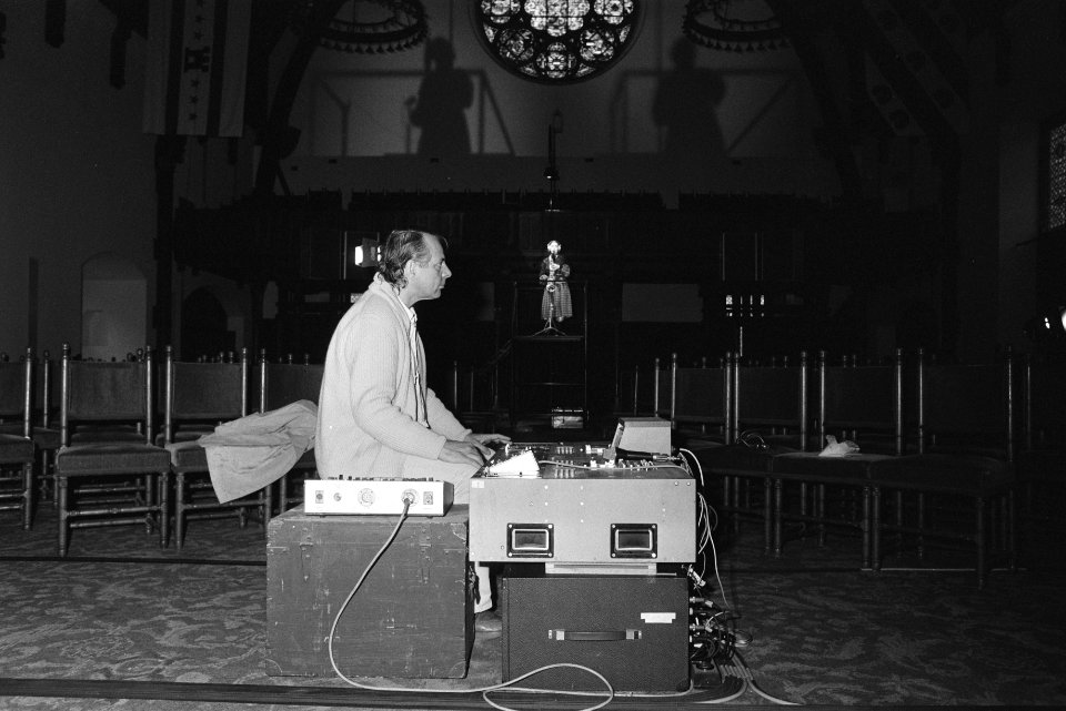 Componist Karl Heinz Stockhausen tijdens een repetitie in de Ridderzaal in Den H, Bestanddeelnr 932-3842
