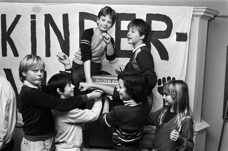 Comité Kindervuist protesteert tegen bezuiniging op de kindertelefoon via een po, Bestanddeelnr 932-4393