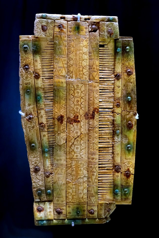 Comb case, Grave 3a, Niederstotzingen, Kreis Heidenheim, first half of the 7th century AD, bone - Landesmuseum Württemberg - Stuttgart, Germany - DSC02932