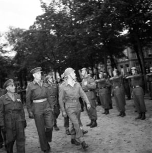 Commandant inspecteert de troepen, Bestanddeelnr 900-7795