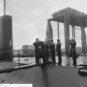 Commandant Lohmeijer terwijl hij het schip verlaat, Bestanddeelnr 918-3930