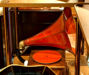 Columbia Disk Graphophone, Columbia Co., USA, 1912, view 2 - Kanazawa Phonograph Museum - Kanazawa, Japan - DSC01078