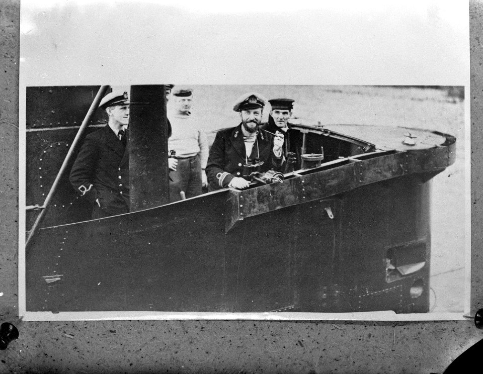 Commandant van Hr. Ms. O21, luitenant ter zee J.F. van Dulm op de brug bij aan, Bestanddeelnr 934-9909