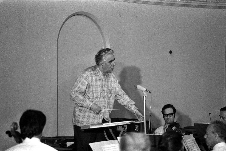 Componist Chatsjatuzian dirigeert Amsterdam Philharmonisch orkest in Felix Merit, Bestanddeelnr 924-9848