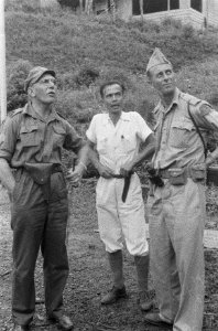 Commandant van de 3e Infanterie Brigade Groep, kolonel H.M.G.J. Lentz (rechts) …, Bestanddeelnr 414-1-2