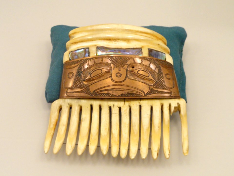 Comb, Haida or Tlingit, carved ivory with copper and shell - Native American collection - Peabody Museum, Harvard University - DSC05661