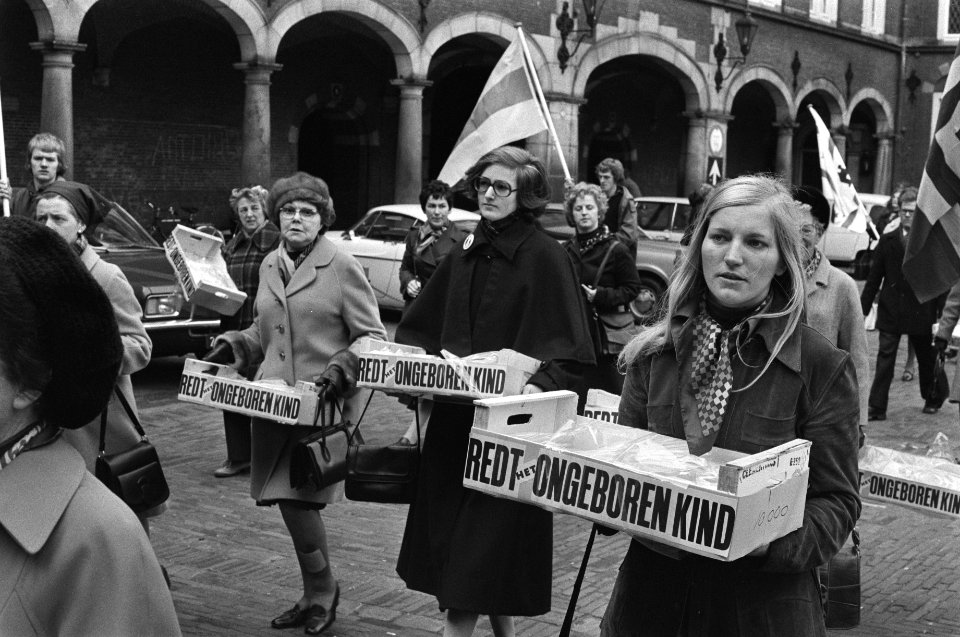 Comitee Redt het ongeboren kind biedt handtekeningen aan Vondeling aan demons, Bestanddeelnr 928-4949