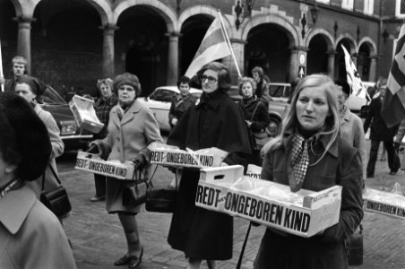 Comitee Redt het ongeboren kind biedt handtekeningen aan Vondeling aan demons, Bestanddeelnr 928-4949