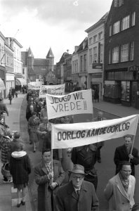 Comite 1961 van de Vrede organiseert anti-atoombommars te Amersfoort De optocht, Bestanddeelnr 912-2996