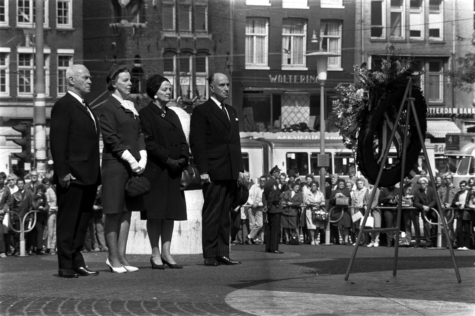 Comite 15 augustus 1970 legt krans bij Nationaal Monument , Dam, Amsterdam na, Bestanddeelnr 923-7522