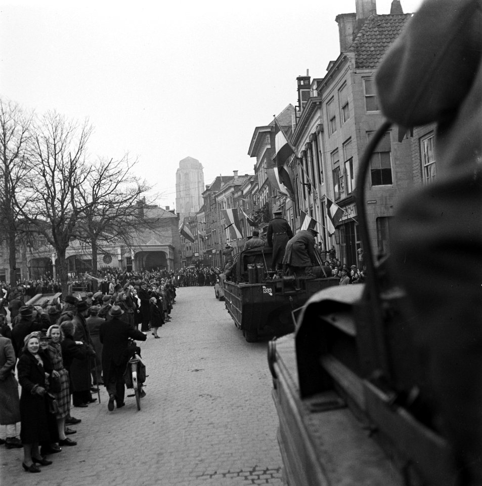 Colonne met amfibievoertuigen rijdt door de straten van Veere, Bestanddeelnr 900-4056