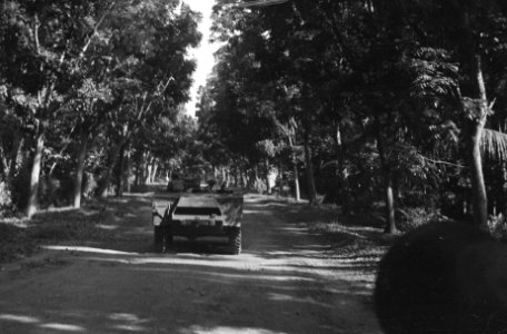 Colonne pantserwagens op de dodenweg van Medan naar Belawan, Bestanddeelnr 144-6-4