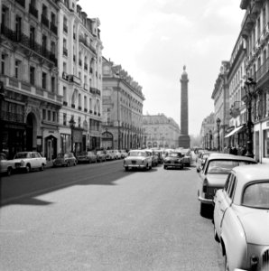 Colonne Vendôme, de triomfzuil op het Place Vendôme, gezien vanuit de Rue de la , Bestanddeelnr 254-0315