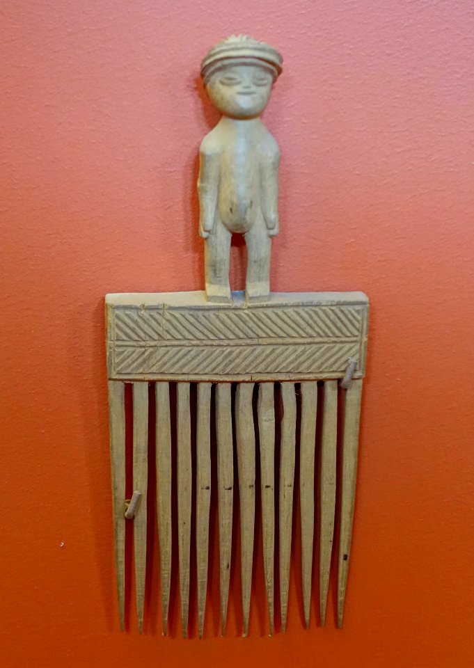 Comb, Africa, Angola (Chokwe), wood - Redpath Museum - McGill University - Montreal, Canada - DSC08245